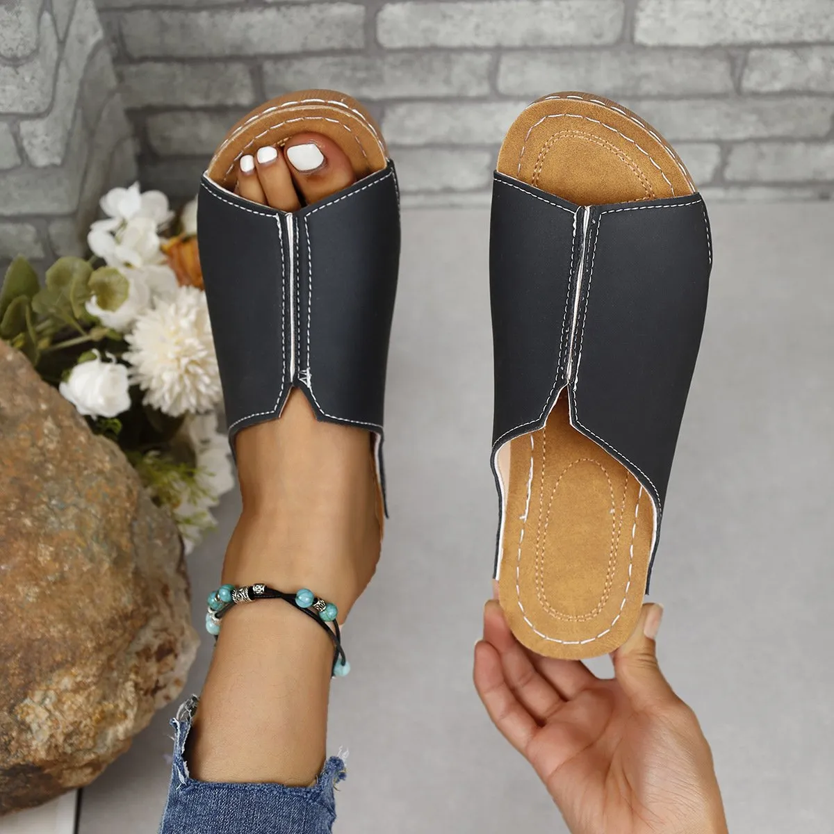 Simple and lightweight slip-on fish mouth sandals