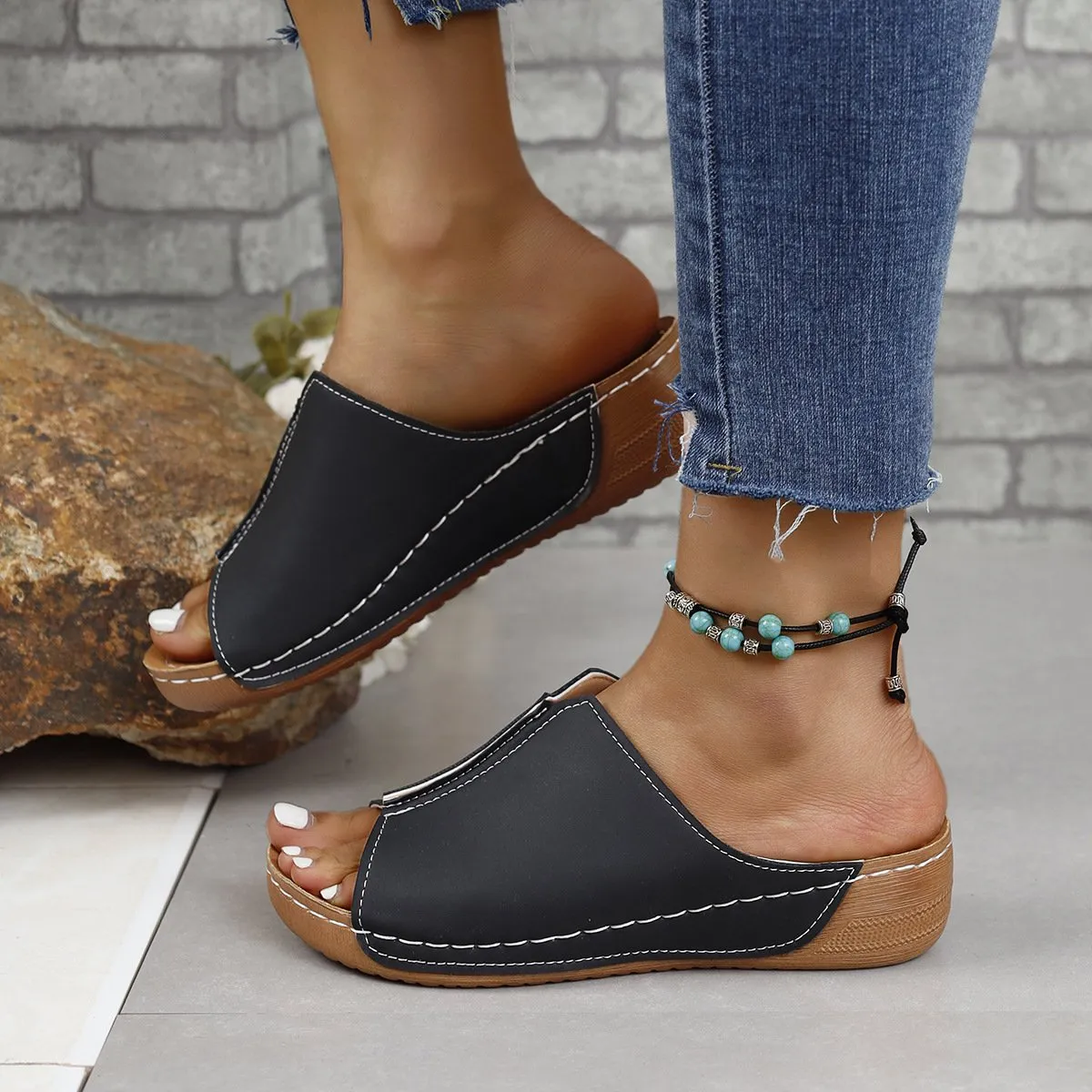 Simple and lightweight slip-on fish mouth sandals