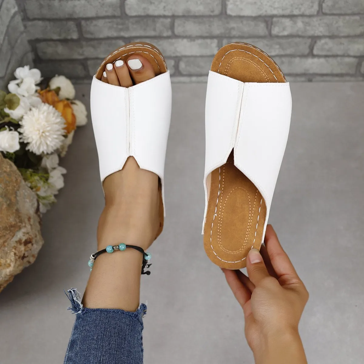 Simple and lightweight slip-on fish mouth sandals