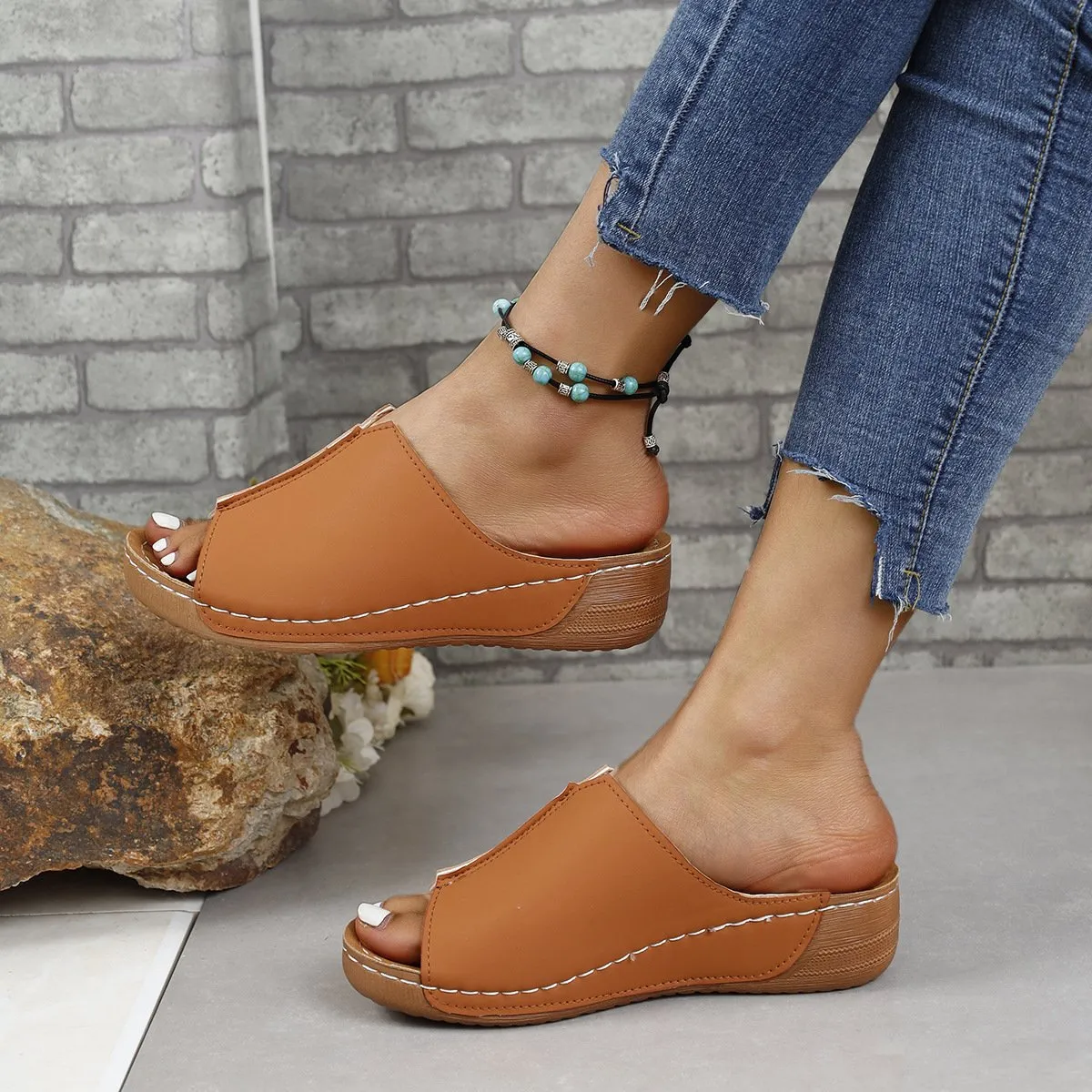 Simple and lightweight slip-on fish mouth sandals