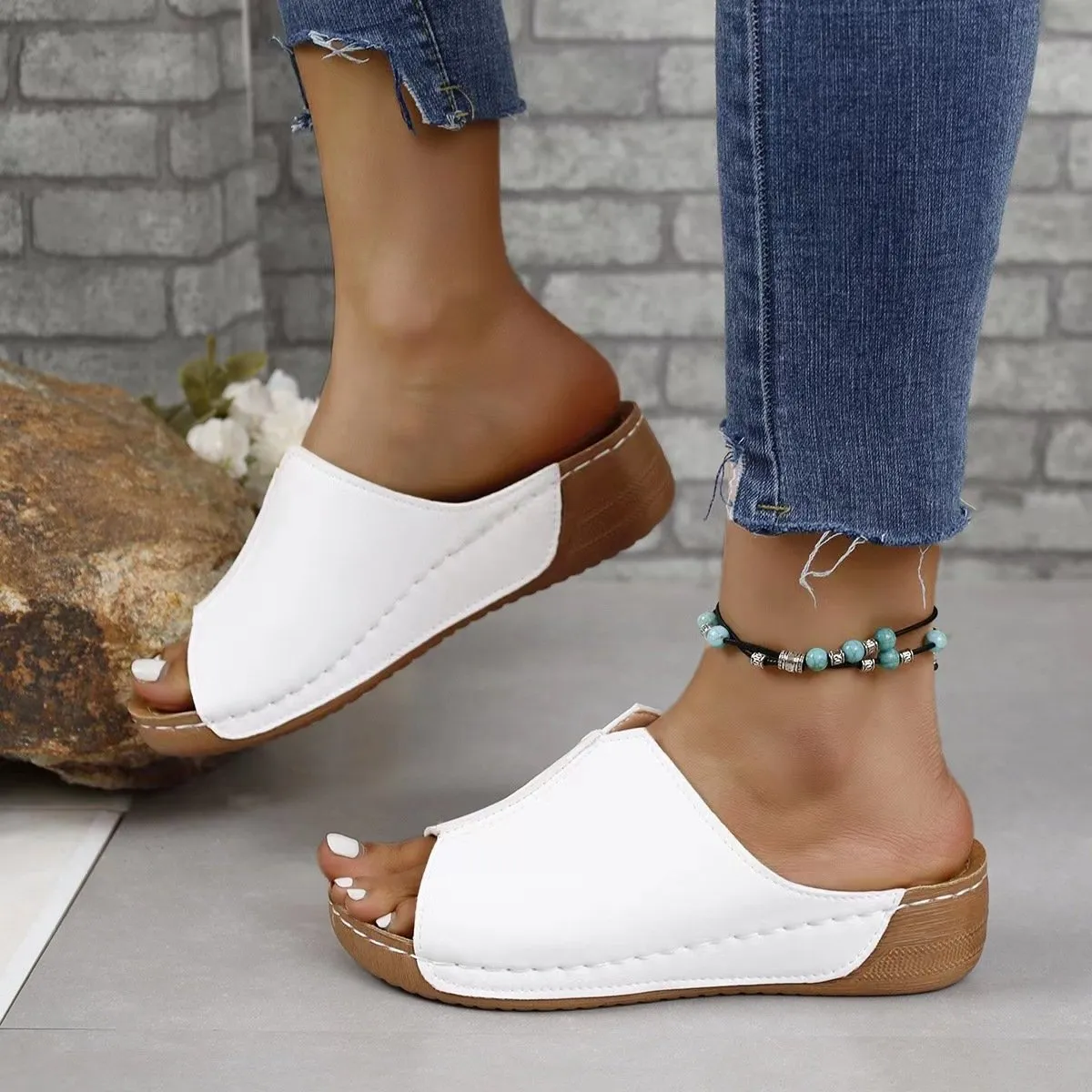 Simple and lightweight slip-on fish mouth sandals